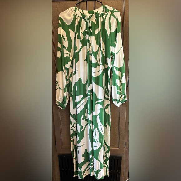 H&M Dresses & Skirts - H&M Balloon-sleeved Green and White Floral Maxi Dress Size Medium